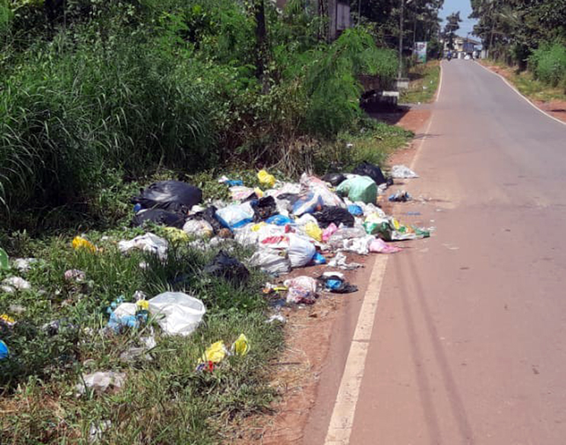 ನಾಟೆಕಲ್-ಉರುಮಣೆ: ಗ್ರಾಮಕ್ಕೆ ಕಳಂಕವಾಗುತ್ತಿರುವ ತ್ಯಾಜ್ಯಗಳ ರಾಶಿ