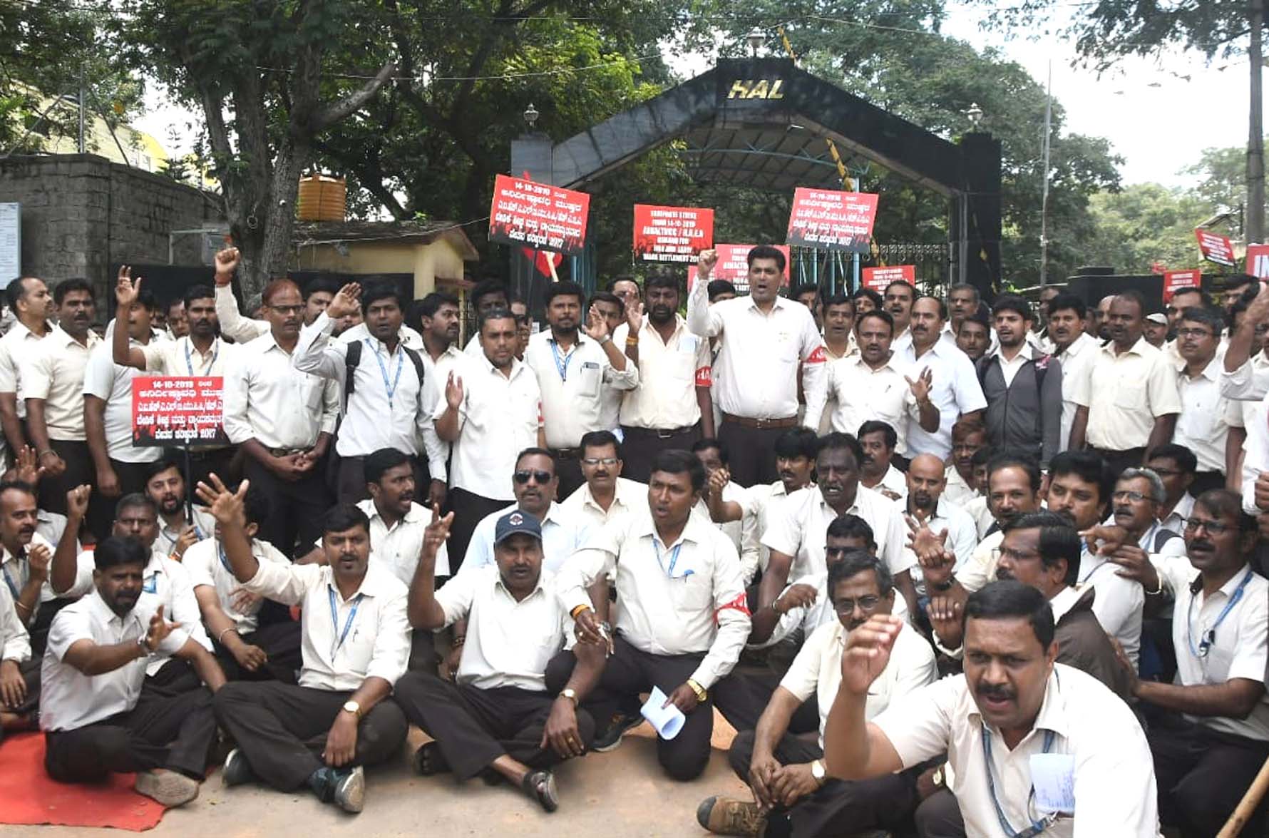 ವೇತನ ಪರಿಷ್ಕರಣೆ ಸೇರಿದಂತೆ ವಿವಿಧ ಬೇಡಿಕೆ ಈಡೇರಿಸಲು ಪಟ್ಟು: ಮುಷ್ಕರ ಆರಂಭಿಸಿದ ಎಚ್‌ಎಎಲ್ ಕಾರ್ಮಿಕರು