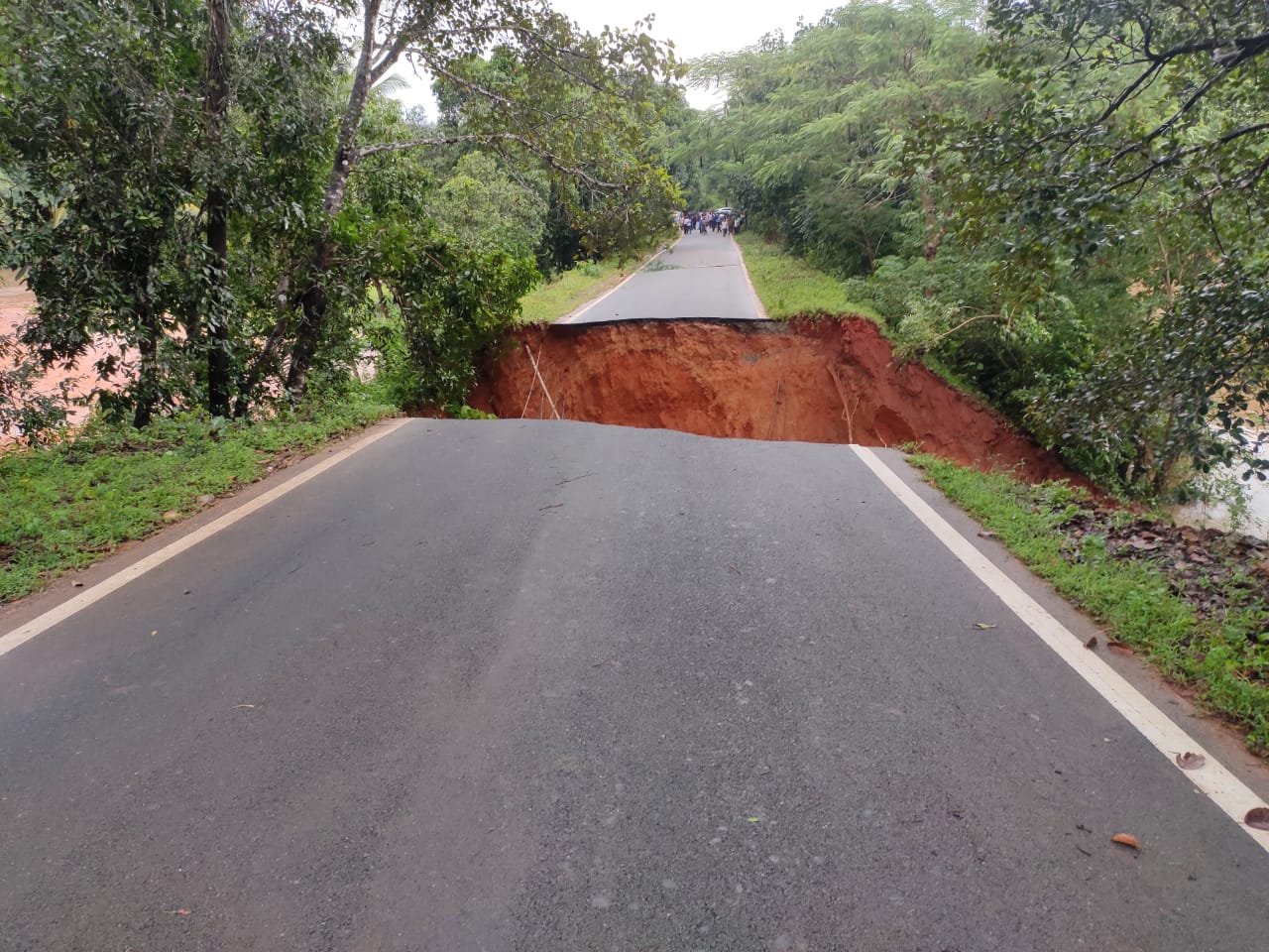 ಬೈರಂಪಳ್ಳಿ: ದಿಢೀರ್ ಮಳೆಗೆ ಕೊಚ್ಚಿ ಹೋದ ರಸ್ತೆ; ಸಂಪರ್ಕ ಕಡಿತ