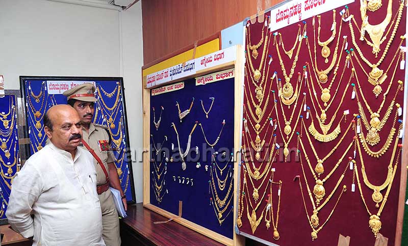 ಬ್ಯಾಂಕ್, ಜ್ಯುವೆಲ್ಲರಿಗಳಿಂದ ದೋಚಿದ್ದ 12 ಕೆಜಿ ಚಿನ್ನ ನೆಲದಲ್ಲಿ ಹೂತಿಟ್ಟಿದ್ದ ಕಳ್ಳ !