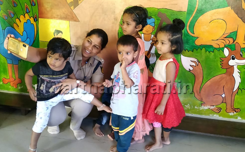 ಪುತ್ರಿಯನ್ನು ಅಂಗನವಾಡಿಗೆ ಸೇರಿಸಿ ಮಾದರಿಯಾದ ಕೊಡಗು ಎಸ್‍ಪಿ ಸುಮನ್ ಡಿ.ಪನ್ನೇಕರ್