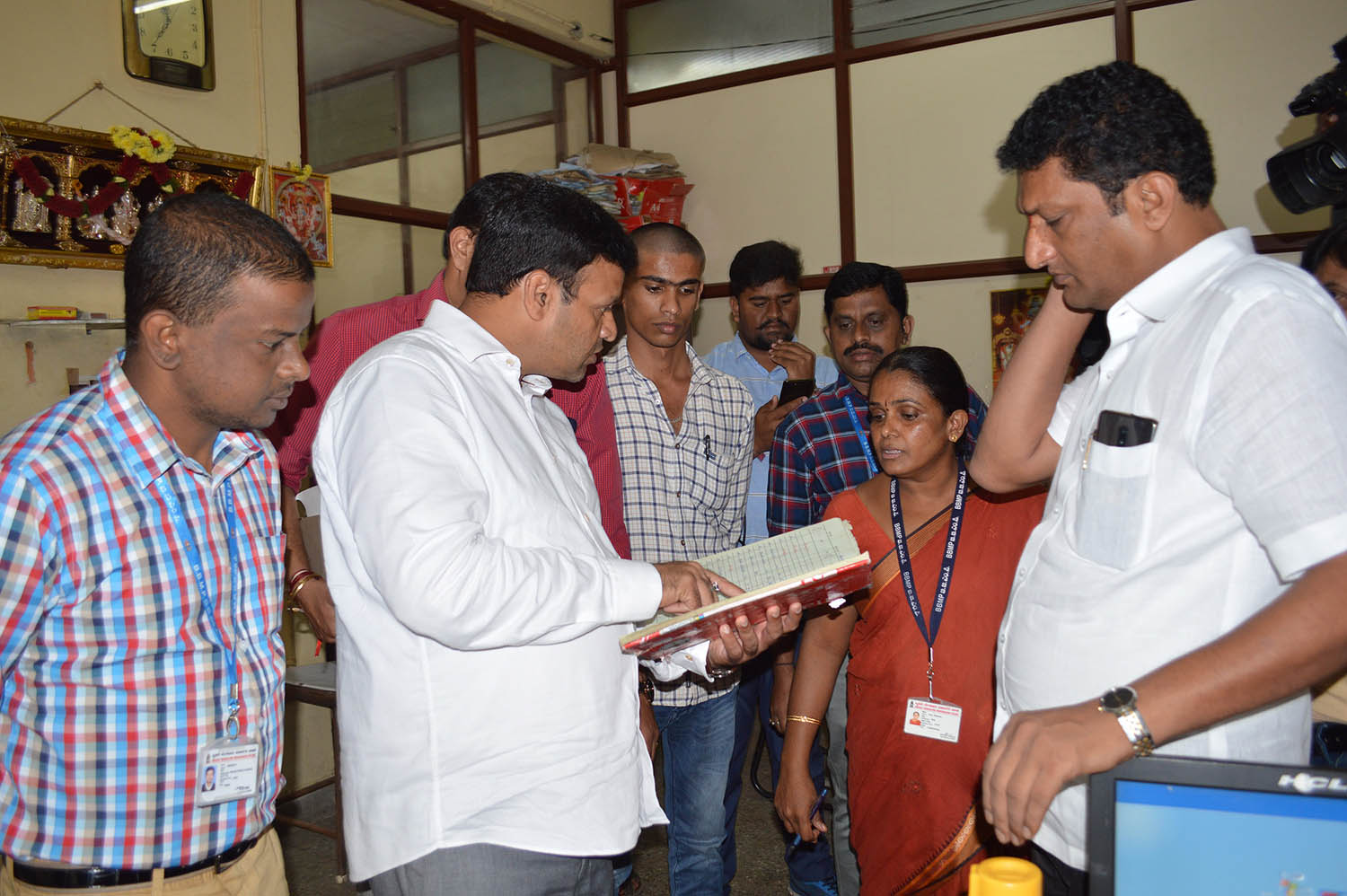 ಬಿಬಿಎಂಪಿ ಮೇಯರ್ ದಿಢೀರ್ ಭೇಟಿ: ಹಾಜರಾತಿಗೆ ಸಹಿ ಹಾಕದ ಅಧಿಕಾರಿಗಳ ಸಂಬಳ ಕಡಿತಕ್ಕೆ ಸೂಚನೆ