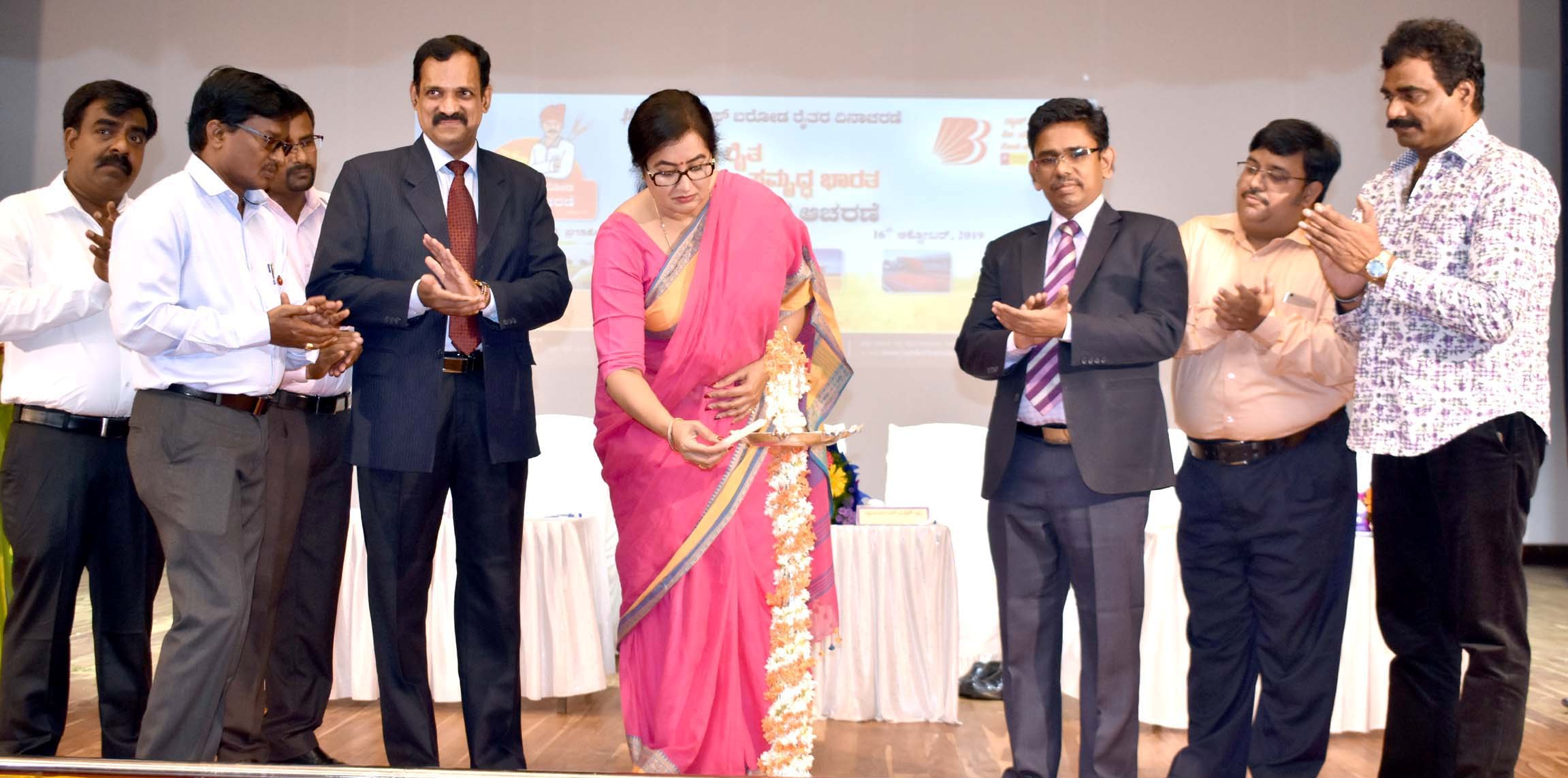 ಬ್ಯಾಂಕ್ ವ್ಯವಹಾರ ಕನ್ನಡದಲ್ಲೇ ಇರಲಿ: ಸಂಸದೆ ಸುಮಲತಾ