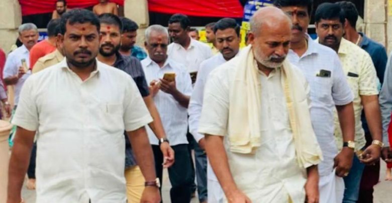 ಅಣೆ-ಪ್ರಮಾಣದ ರಾಜಕೀಯ ಹೈಡ್ರಾಮಾ ಬಳಿಕ ಚಾಮುಂಡಿ ಬೆಟ್ಟದಲ್ಲಿ ಕ್ಷಮೆ ಕೇಳಿದ ಸಾ.ರಾ.ಮಹೇಶ್