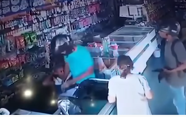 ಗನ್ ಹಿಡಿದು ಅಂಗಡಿಗೆ ನುಗ್ಗಿದ ದರೋಡೆಕೋರ ವೃದ್ಧೆ ಹಣ ನೀಡಿದಾಗ ಪ್ರತಿಕ್ರಿಯಿಸಿದ್ದು ಹೀಗೆ...