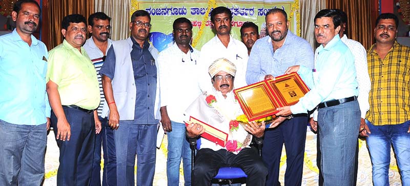 ವಾರ್ತಾಭಾರತಿ ವರದಿಗಾರ ಶ್ರೀನಿವಾಸ ಮೂರ್ತಿಗೆ ಶ್ರೀ ಶಿವಾರತ್ರೀಶ್ವರ ಪ್ರಶಸ್ತಿ ಪ್ರದಾನ