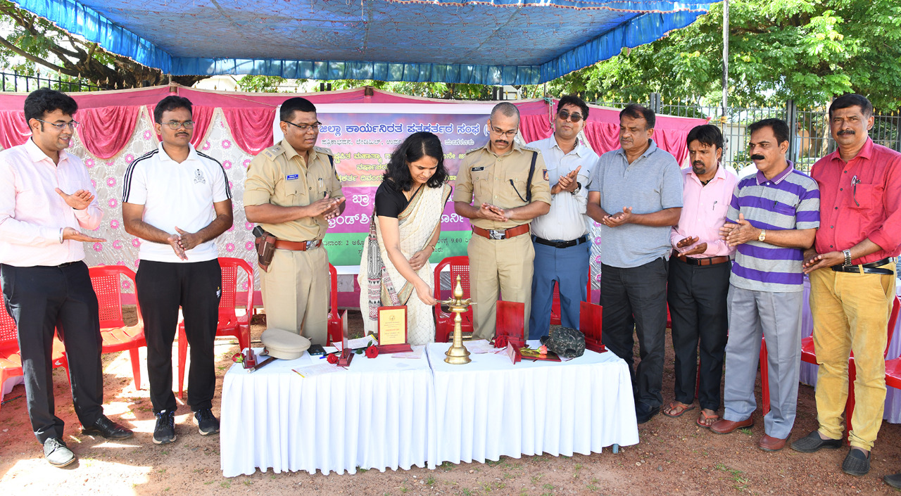 ಫ್ರೆಂಡ್ ಶಿಪ್ ಕ್ರಿಕೆಟ್ ಪಂದ್ಯಾಟ: ಮಂಗಳೂರು ವಿಶ್ವವಿದ್ಯಾನಿಲಯ ತಂಡಕ್ಕೆ ಟ್ರೋಫಿ