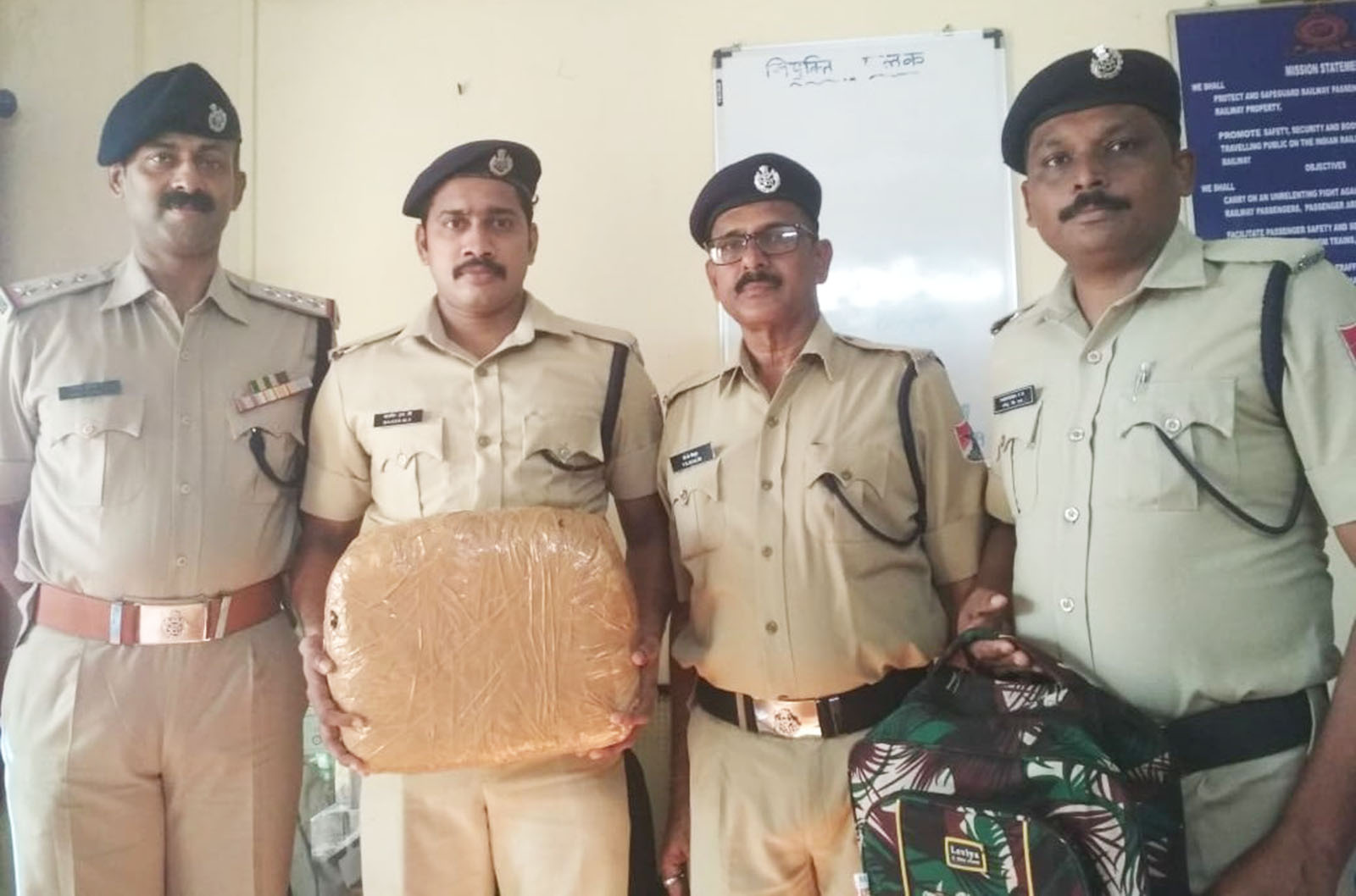 ಕಾರವಾರ: ಕೊಂಕಣ ರೈಲಿನಲ್ಲಿ 6 ಕೆ.ಜಿ.ಗಾಂಜಾ ವಶ