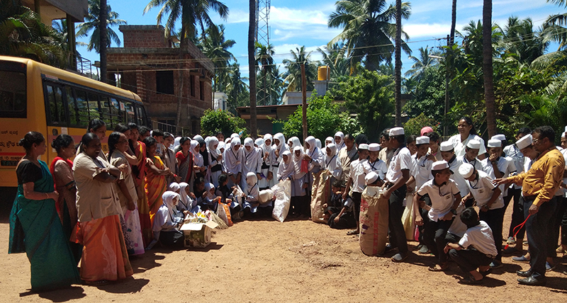 ಹಳೆಕೋಟೆಯಲ್ಲಿ ಗಾಂಧಿ ಜಯಂತಿ ಪ್ರಯುಕ್ತ ಪರಿಸರ ಸ್ವಚ್ಛತೆ