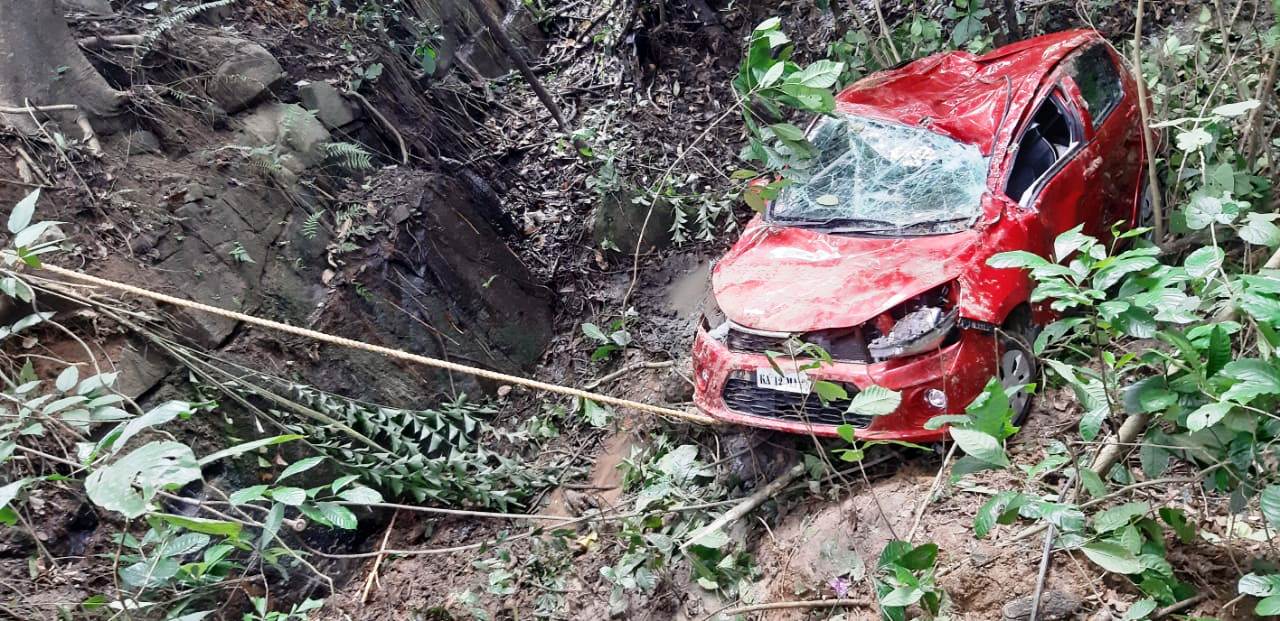 ಪ್ರಪಾತಕ್ಕೆ ಉರುಳಿದ ಕಾರು: ಶಿಕ್ಷಕಿ ಹಾಗೂ ಮಗು ಪ್ರಾಣಪಾಯದಿಂದ ಪಾರು