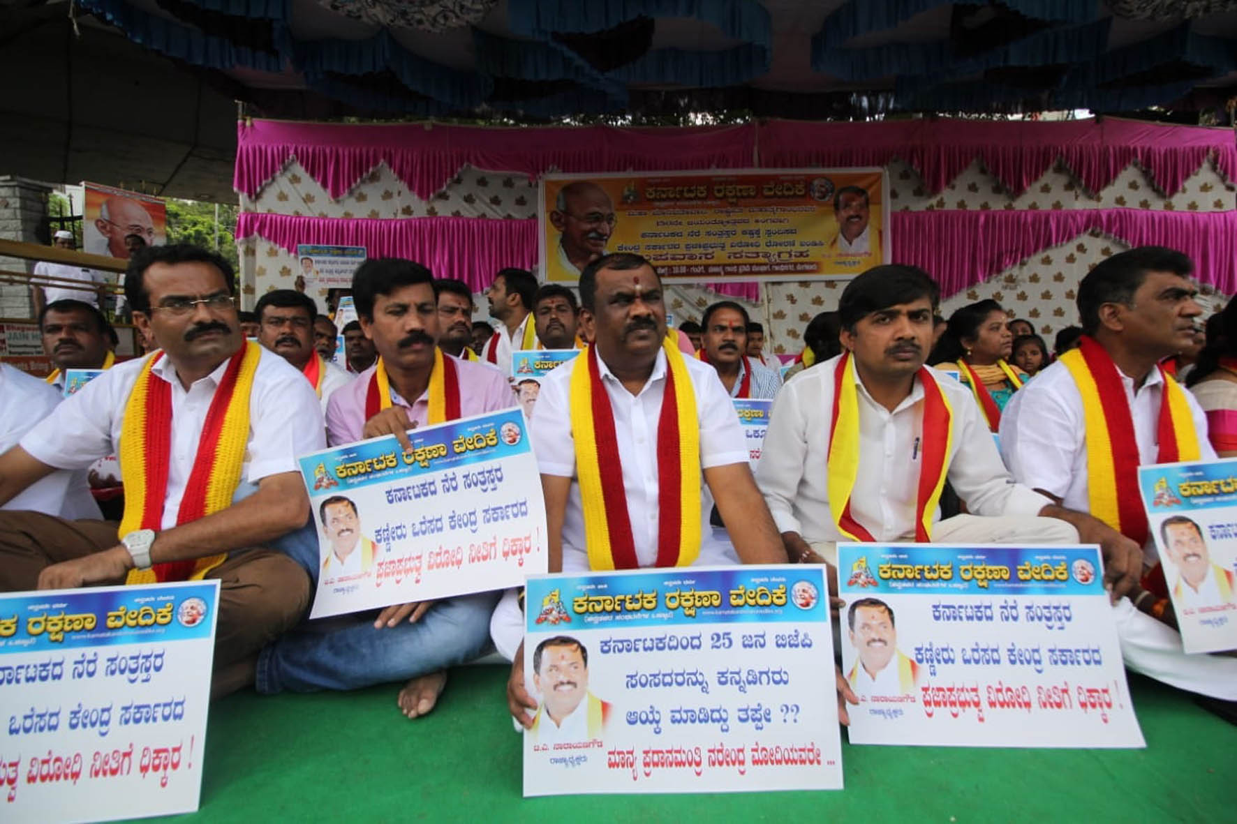 ನೆರೆ ಪರಿಹಾರಕ್ಕೆ ಆಗ್ರಹಿಸಿ ಕರವೇ ಕಾರ್ಯಕರ್ತರಿಂದ ಉಪವಾಸ ಸತ್ಯಾಗ್ರಹ