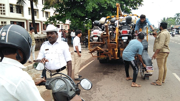 ದೇರಳಕಟ್ಟೆ: ಅನಧಿಕೃತವಾಗಿ ಪಾರ್ಕಿಂಗ್ ಮಾಡಿದ್ದ ದ್ವಿಚಕ್ರ ವಾಹನಗಳ ಎತ್ತಂಗಡಿ