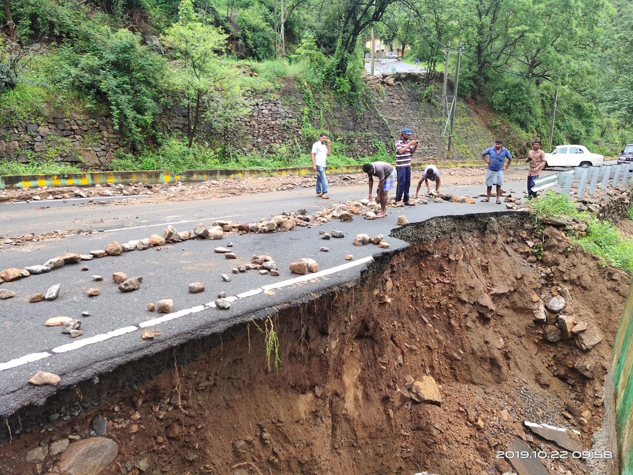 ಹನೂರು ತಾಲೂಕಿನಲ್ಲಿ ಭಾರೀ ಮಳೆ: ರಸ್ತೆ ಕುಸಿತ, ವಾಹನ ಸವಾರರ ಪರದಾಟ