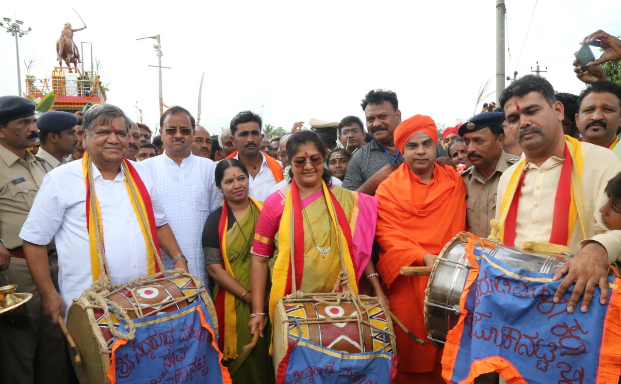 ರಾಣಿ ಚನ್ನಮ್ಮ ಶೌರ್ಯ ಯುವ ಪೀಳಿಗೆಗೆ ಮಾದರಿಯಾಗಲಿ: ಸಚಿವೆ ಶಶಿಕಲಾ ಜೊಲ್ಲೆ