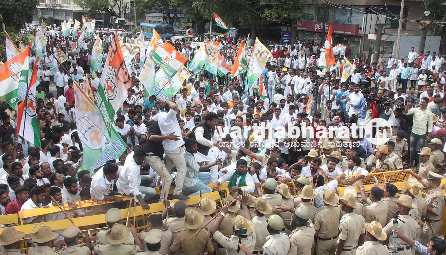 ಕೇಂದ್ರ-ರಾಜ್ಯ ಸರಕಾರಗಳ ವಿರುದ್ಧ ಕಾಂಗ್ರೆಸ್ ಪ್ರತಿಭಟನೆ: ರಾಜಭವನ ಮುತ್ತಿಗೆ ಯತ್ನ, ನಾಯಕರು ವಶಕ್ಕೆ