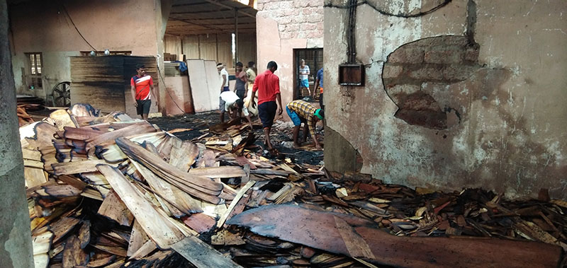 ಶಾರ್ಟ್ ಸಕ್ರ್ಯೂಟ್‍: ಪ್ಲೈವುಡ್ ಮಿಲ್‍ ಗೆ ಬೆಂಕಿ