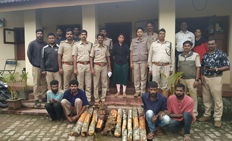 ಗಂಧದ ಮರದ ತುಂಡುಗಳ ಅಕ್ರಮ ಸಾಗಾಟ ಯತ್ನ: ಐವರು ವಶಕ್ಕೆ