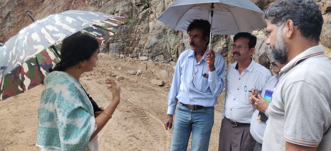 ಹನೂರು: ಗುಡ್ಡ ಕುಸಿದ ಪ್ರದೇಶಕ್ಕೆ ಜಿಲ್ಲಾಧಿಕಾರಿ ಬಿ.ಬಿ ಕಾವೇರಿ ಭೇಟಿ