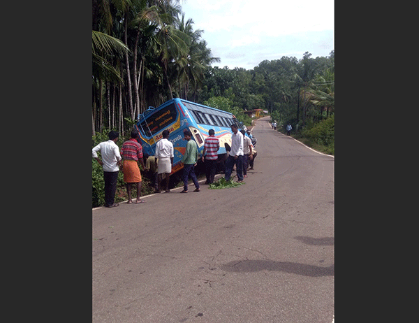 ಐಕಳ: ರಸ್ತೆಯಂಚಿನ ಮೋರಿಗಿಳಿದ ಬಸ್