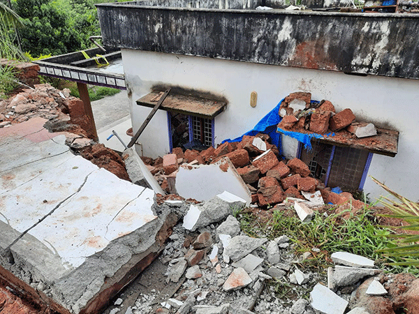 ಇರಾ: ಗಾಳಿಮಳೆಗೆ ಕುಸಿದ ಮದ್ರಸದ ಶೌಚಾಲಯ; ಮನೆಗೆ ಹಾನಿ