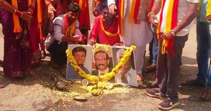 ಬೆಂಗಳೂರು: ರಸ್ತೆ ಗುಂಡಿಯಲ್ಲಿ ಸಿಎಂ, ಮೇಯರ್, ಆಯುಕ್ತರ ಫೋಟೋ ಇಟ್ಟು ಪೂಜೆ !