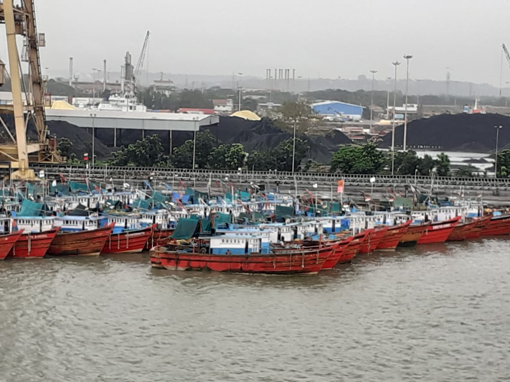 ಭಾರೀ ಮಳೆಗೆ ಲಂಗರು ಹಾಕಿದ ಬೋಟುಗಳು: ಕರಾವಳಿ ರಕ್ಷಣಾ ಪಡೆಯ ನೌಕೆಯ ಕಾರ್ಯಾಚರಣೆಗೆ ಅಡಚಣೆ