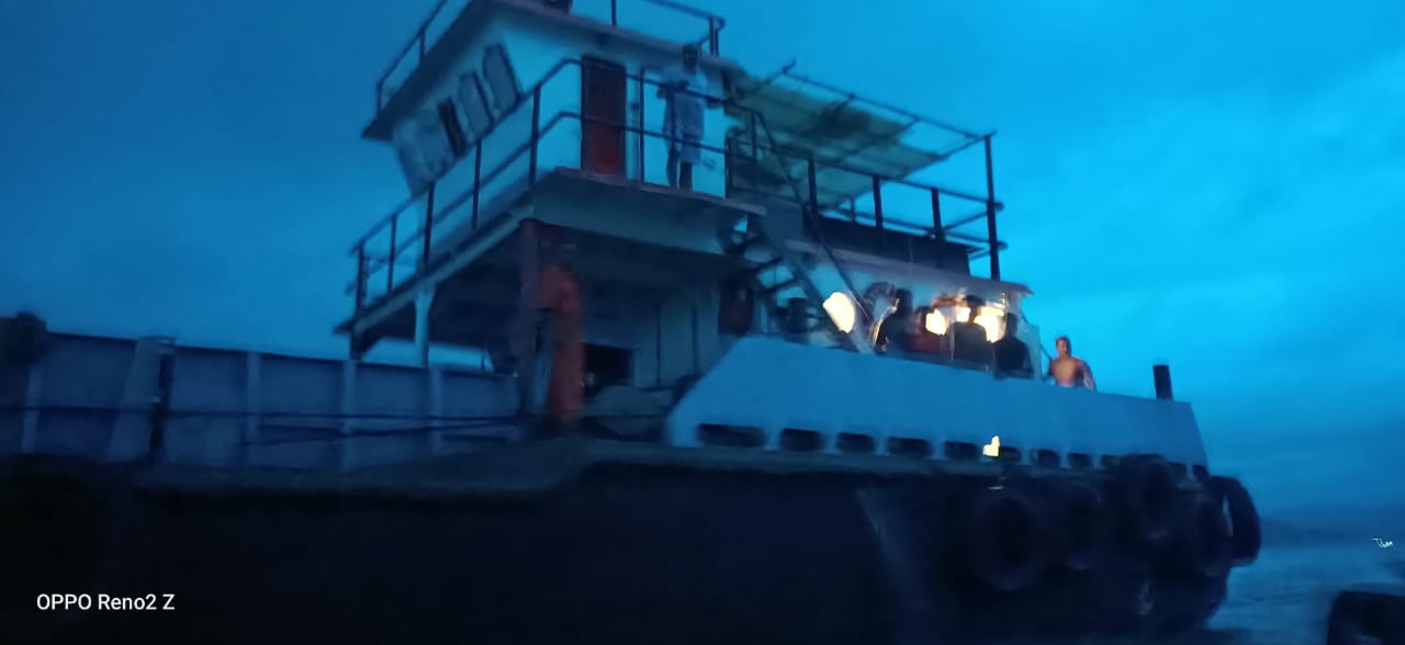 ಕರಾವಳಿ ಕಾವಲು ಪಡೆಯಿಂದ ಅಂಕೋಲ ಬಳಿ ಮಹಾರಾಷ್ಟ್ರ ಬಾರ್ಜ್‌ನಲ್ಲಿದ್ದ 9 ಮಂದಿಯ ರಕ್ಷಣೆ