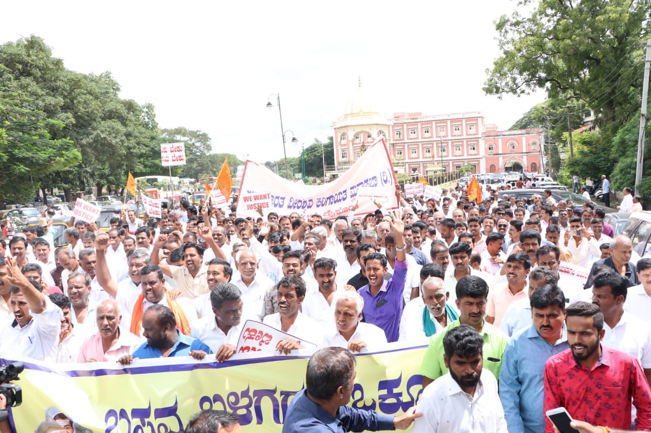 ಮೈಸೂರು: ಪತ್ರಕರ್ತ ವಿಶ್ವೇಶ್ವರ ಭಟ್ ಕ್ಷಮೆಯಾಚನೆಗೆ ಒತ್ತಾಯಿಸಿ ಧರಣಿ