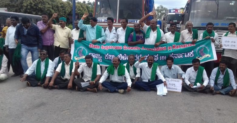 ಮೈಸೂರು: ಆರ್.ಸಿ.ಇ.ಪಿ ಒಪ್ಪಂದ ಖಂಡಿಸಿ ರಾಷ್ಟ್ರೀಯ ಹೆದ್ದಾರಿ ತಡೆದು ರೈತರ ಪ್ರತಿಭಟನೆ