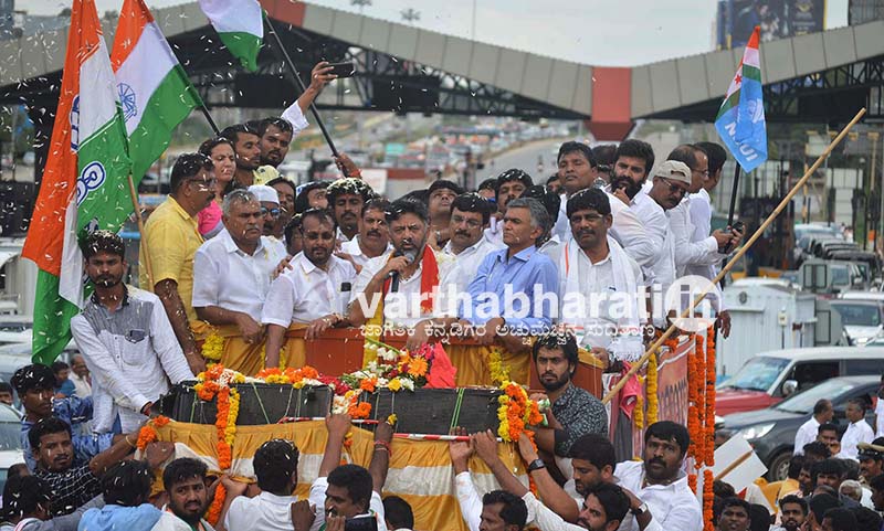 ಬೆಂಗಳೂರಿಗೆ ಆಗಮಿಸಿದ ಡಿ.ಕೆ.ಶಿವಕುಮಾರ್: ಅಭಿಮಾನಿಗಳಿಂದ ಅದ್ಧೂರಿ ಸ್ವಾಗತ
