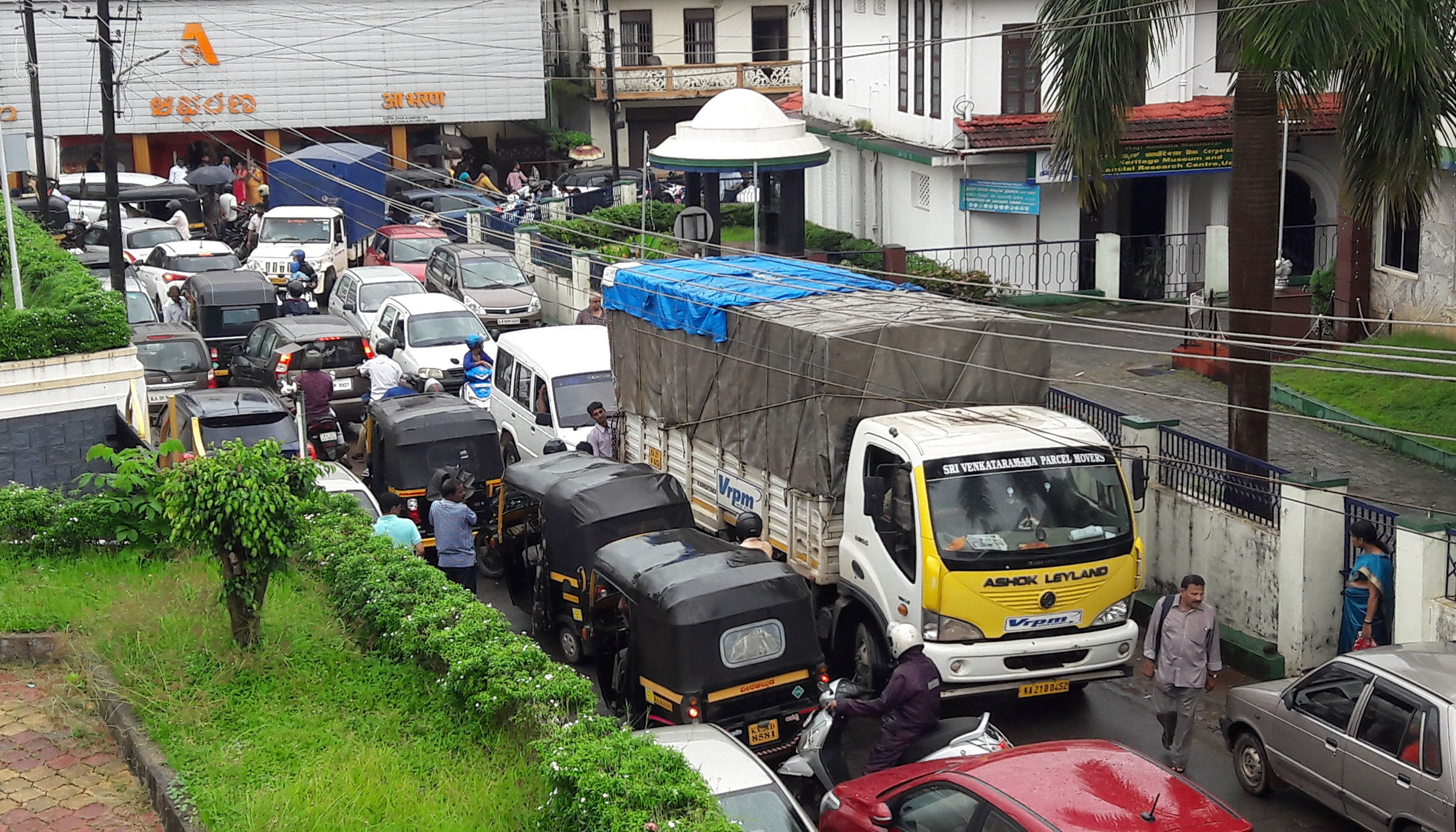 ಉಡುಪಿ ನಗರದ ಎಲ್ಲ ರಸ್ತೆಗಳಲ್ಲೂ ಟ್ರಾಫಿಕ್ ಜಾಮ್!