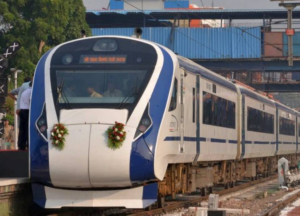 ದಿಲ್ಲಿ-ಕಾತ್ರಾ ನಡುವೆ ವಂದೇ ಭಾರತ ಎಕ್ಸ್‌ಪ್ರೆಸ್‌ಗೆ ಗೃಹಸಚಿವ ಅಮಿತ್ ಶಾ ಚಾಲನೆ