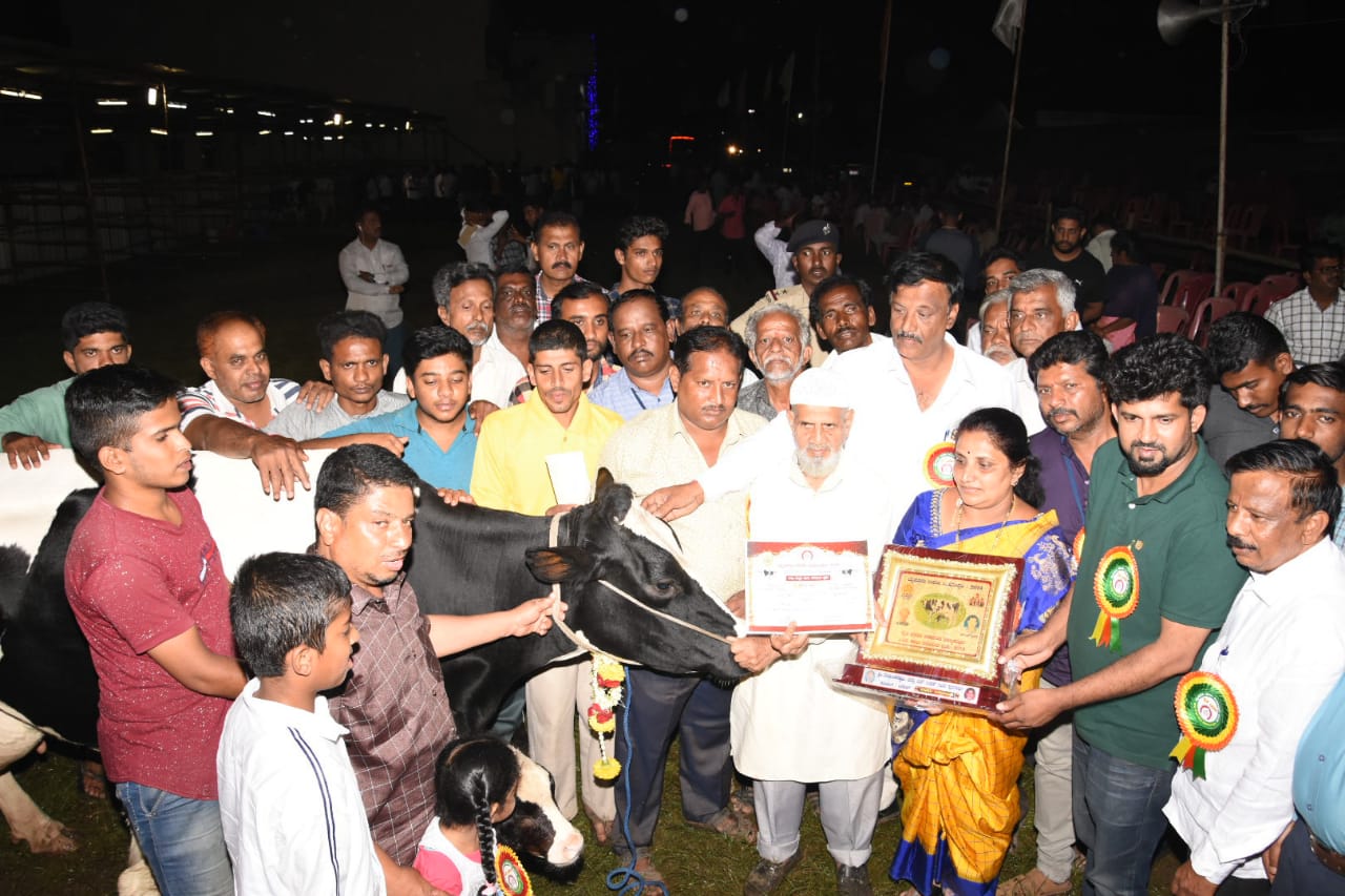 ದಸರಾ ಪ್ರಯುಕ್ತ ಹಾಲು ಕರೆಯುವ ಸ್ಪರ್ಧೆ: 35.65 ಕೆಜಿ ಹಾಲು ನೀಡಿದ ಹಸು