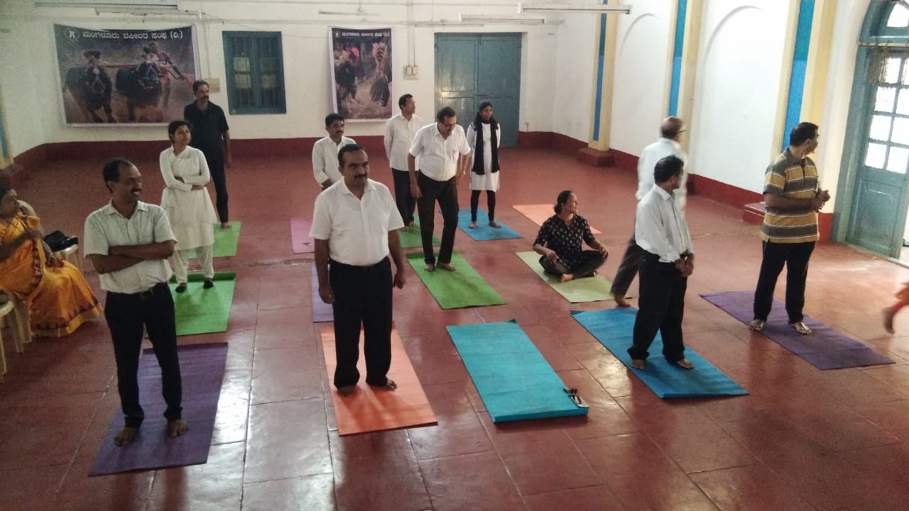 ಮಂಗಳೂರು: ನ್ಯಾಯಾಲಯ ಸಂಕೀರ್ಣದಲ್ಲಿ ವಕೀಲರಿಂದ ಯೋಗಾಭ್ಯಾಸ