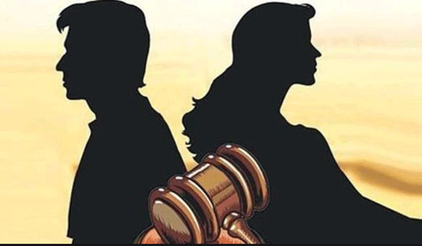 ಬಲಾತ್ಕಾರದ ವಿಚ್ಛೇದನಕ್ಕೆ ಯತ್ನ: ಐಪಿಎಸ್ ಅಧಿಕಾರಿಯ ಪತ್ನಿಯಿಂದ ದೂರು