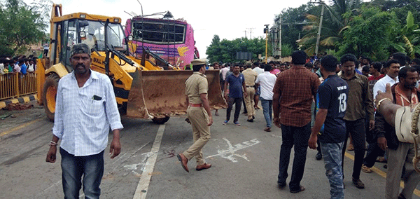 ತುಮಕೂರಿನಲ್ಲಿ ಭೀಕರ ಬಸ್ ಅಪಘಾತ: 6 ಮಂದಿ ಮೃತ್ಯು; 19 ಮಂದಿಗೆ ಗಾಯ