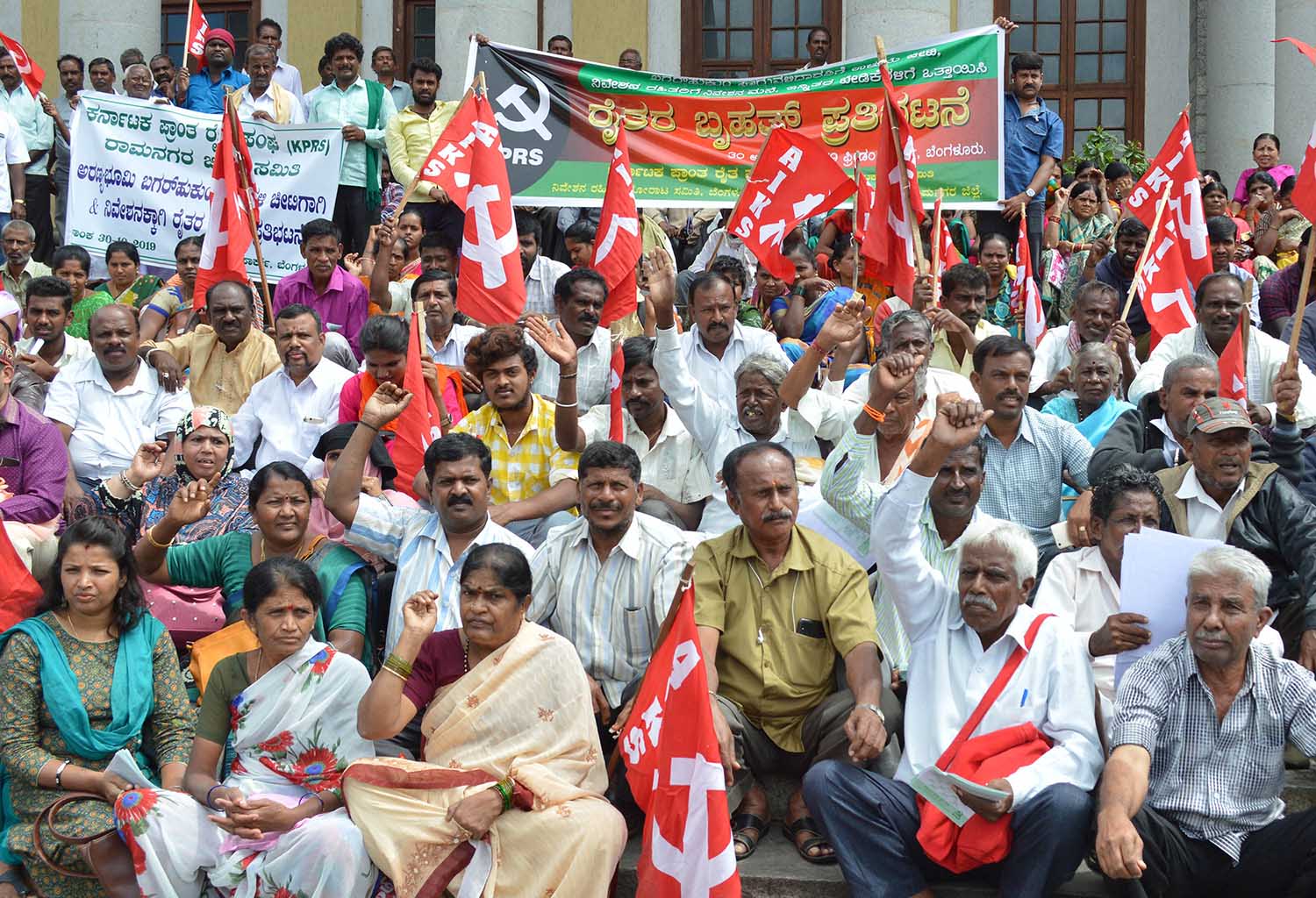 ಬೆಂಗಳೂರು: ವಿವಿಧ ಬೇಡಿಕೆಗಳ ಈಡೇರಿಕೆಗೆ ಒತ್ತಾಯಿಸಿ ಕರ್ನಾಟಕ ಪ್ರಾಂತ ರೈತ ಸಂಘ ಧರಣಿ