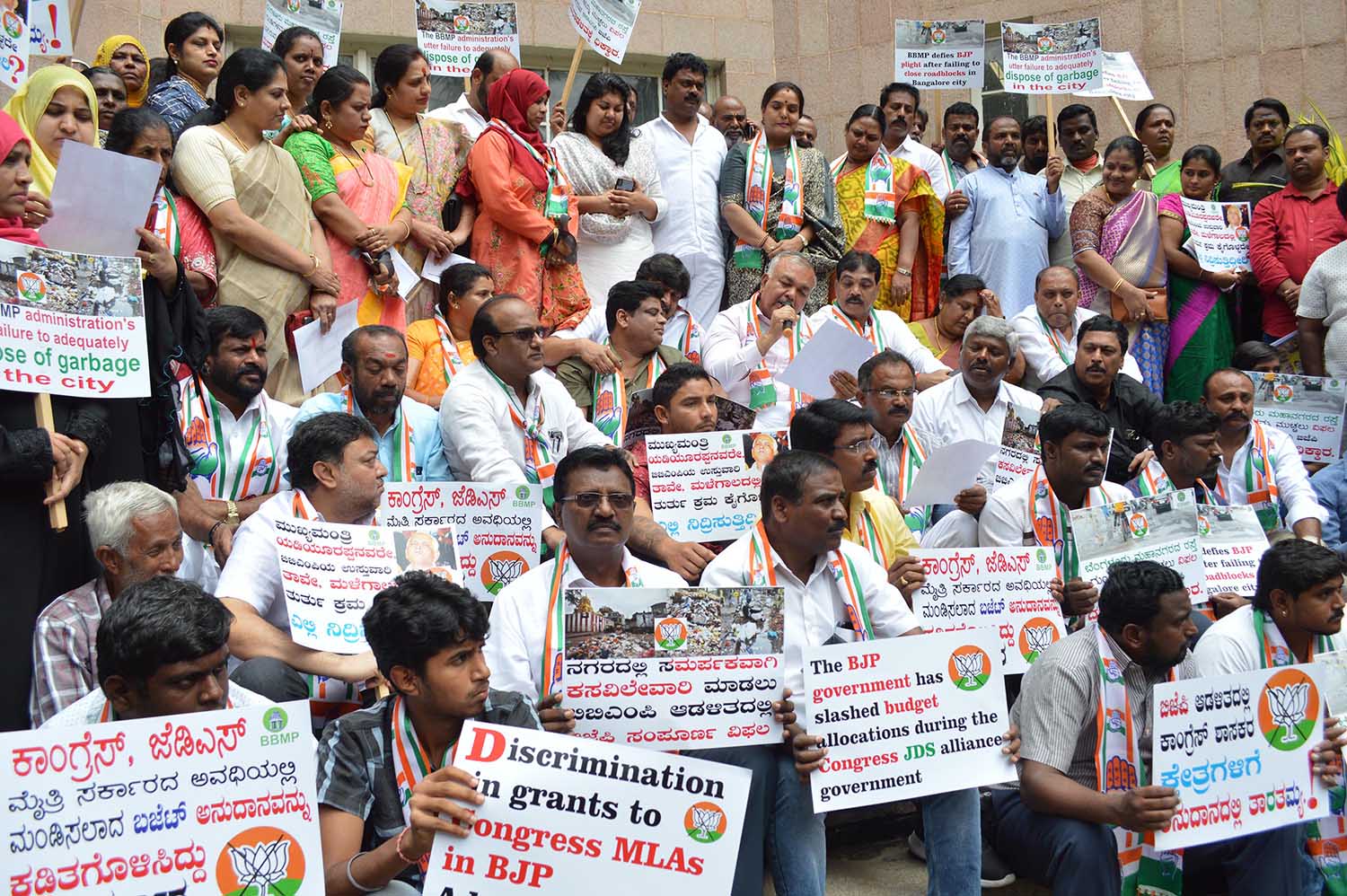 ಬೆಂಗಳೂರು: ಅನುದಾನ ಕಡಿತ, ಅಸಮರ್ಪಕ ಕಸ ವಿಲೇವಾರಿ ಖಂಡಿಸಿ ಪ್ರತಿಭಟನೆ