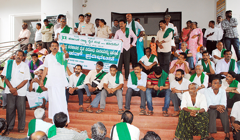 ಕೇಂದ್ರ ಸರ್ಕಾರದ ಆರ್.ಸಿ.ಇ.ಪಿ ಒಪ್ಪಂದಕ್ಕೆ ವಿರೋಧ: ರೈತ ಸಂಘ ಹಸಿರು ಸೇನೆ ಪ್ರತಿಭಟನೆ