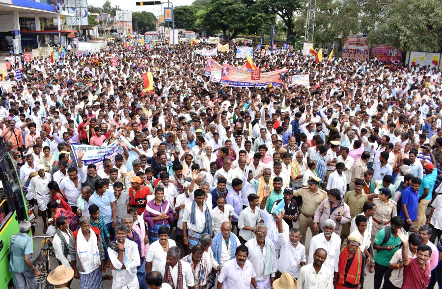 ಮಂಡ್ಯ: ಆರ್‌ಸಿಇಪಿ ವಿರುದ್ಧ ಬೀದಿಗಿಳಿದ ಹಾಲು ಉತ್ಪಾದಕರು, ಒಪ್ಪಂದಕ್ಕೆ ಸಹಿ ಹಾಕದಂತೆ ಕೇಂದ್ರಕ್ಕೆ ತಾಕೀತು