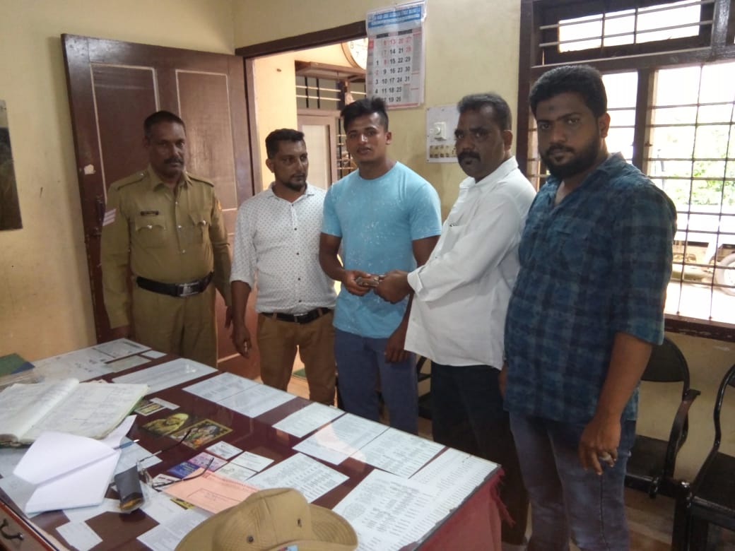 ಕಾಪು: ಅಮೂಲ್ಯ ದಾಖಲೆಗಳಿದ್ದ ಪರ್ಸ್ ಮರಳಿಸು ಮೂಲಕ ಪ್ರಾಮಾಣಿಕತೆ ಮೆರೆದ ರಿಕ್ಷಾ ಚಾಲಕ