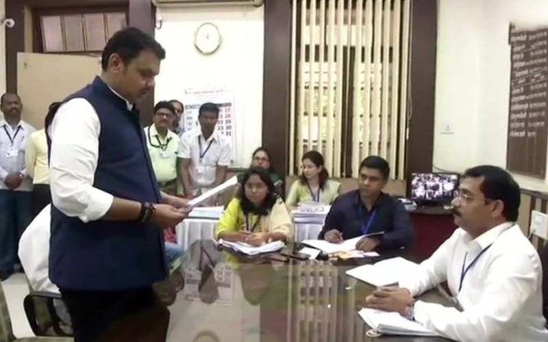 ಮಹಾರಾಷ್ಟ್ರ ಚುನಾವಣೆ: ಮುಖ್ಯಮಂತ್ರಿ ದೇವೇಂದ್ರ ಫಡ್ನವೀಸ್ ನಾಮಪತ್ರ ಸಲ್ಲಿಕೆ ಮಹಾರಾಷ್ಟ್ರ ಚುನಾವಣೆ: ಮುಖ್ಯಮಂತ್ರಿ ದೇವೇಂದ್ರ ಫಡ್ನವೀಸ್ ನಾಮಪತ್ರ ಸಲ್ಲಿಕೆ