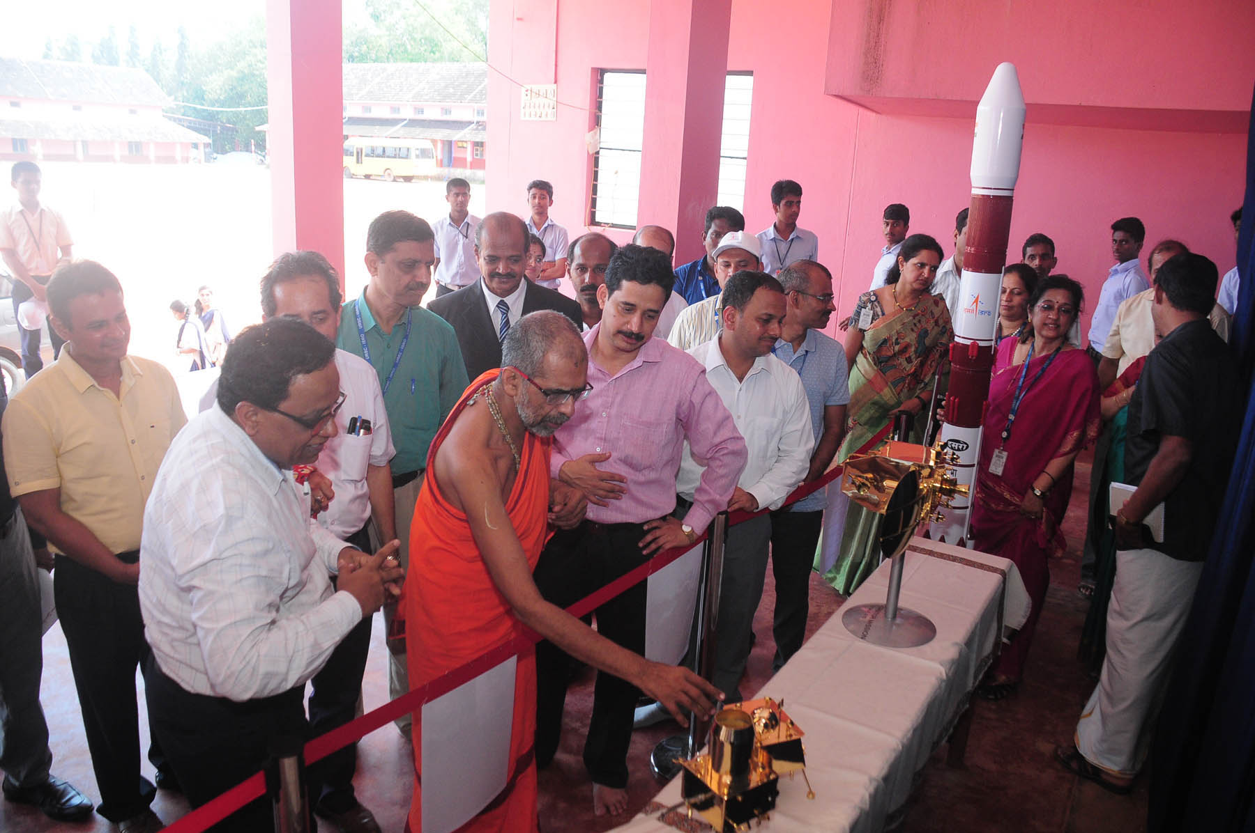 ಉಪಗ್ರಹದಿಂದ ಪ್ರಾಕೃತಿಕ ವಿಕೋಪ ಮುನ್ಸೂಚನೆ ಸಾಧ್ಯ: ವಿದ್ಯಾರ್ಥಿಗಳೊಂದಿಗೆ ಇಸ್ರೋ ವಿಜ್ಞಾನಿಗಳು