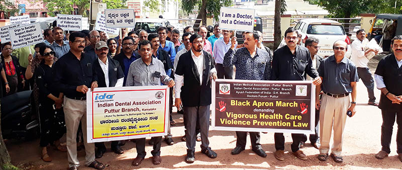 ಹಲ್ಲೆ-ಅವಹೇಳನ ವಿರುದ್ದ ಕಠಿಣ ಕಾನೂನು ಜಾರಿಗೆ ಆಗ್ರಹ-ವೈದ್ಯರ ಪ್ರತಿಭಟನೆ