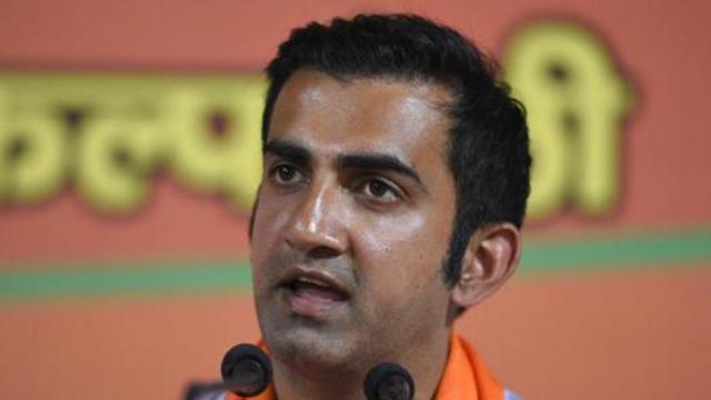 ರಸ್ತೆ ಗುಂಡಿ ಮುಚ್ಚುವ ಕೇಜ್ರಿವಾಲ್ ಅಭಿಯಾನವನ್ನು ಹಾಡಿನ ಮೂಲಕ ಕುಟುಕಿದ ಗಂಭೀರ್