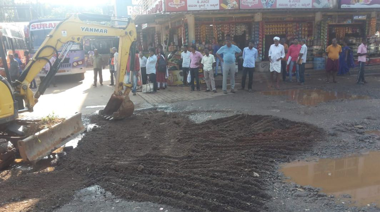 ಉಪ್ಪಿನಂಗಡಿ: ಬಸ್‍ನಿಲ್ದಾಣ ಪ್ರವೇಶ ದ್ವಾರದ ಹೊಂಡಗಳಿಗೆ ತಾತ್ಕಾಲಿಕ ಮುಕ್ತಿ