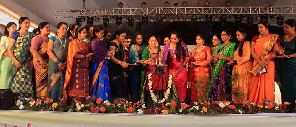 ಮಡಿಕೇರಿಯಲ್ಲಿ ಮಹಿಳಾ ದಸರಾ ಸಂಭ್ರಮ: ಕೊಡವ ಸಾಂಪ್ರದಾಯಿಕ ಉಡುಪಿನಲ್ಲಿ ಗಮನ ಸೆಳೆದ ಮಹಿಳಾ ಅಧಿಕಾರಿಗಳು