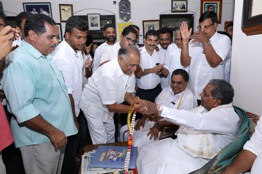 ಮೂಡುಬಿದಿರೆಗೆ ಮಾಜಿ ಸಿಎಂ ಸಿದ್ದರಾಮಯ್ಯ ಭೇಟಿ