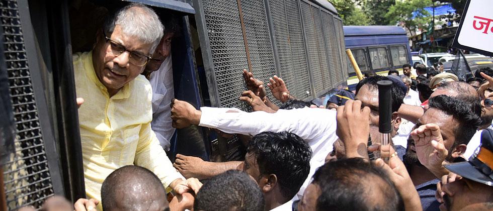 ಮುಂಬೈನ ಆರೆ ಕಾಲನಿಯಲ್ಲಿ ಮರಗಳ ಕಡಿತಕ್ಕೆ ವಿರೋಧ: ಪ್ರಕಾಶ್ ಅಂಬೇಡ್ಕರ್ ಪೊಲೀಸರ ವಶಕ್ಕೆ