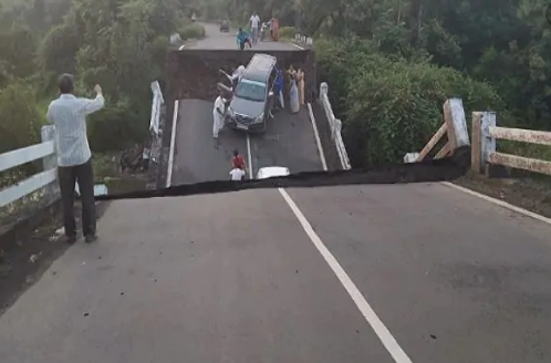 ಮುರಿದ ಸೇತುವೆ: ನದಿಗೆ ಬಿದ್ದ 4 ಕಾರುಗಳು